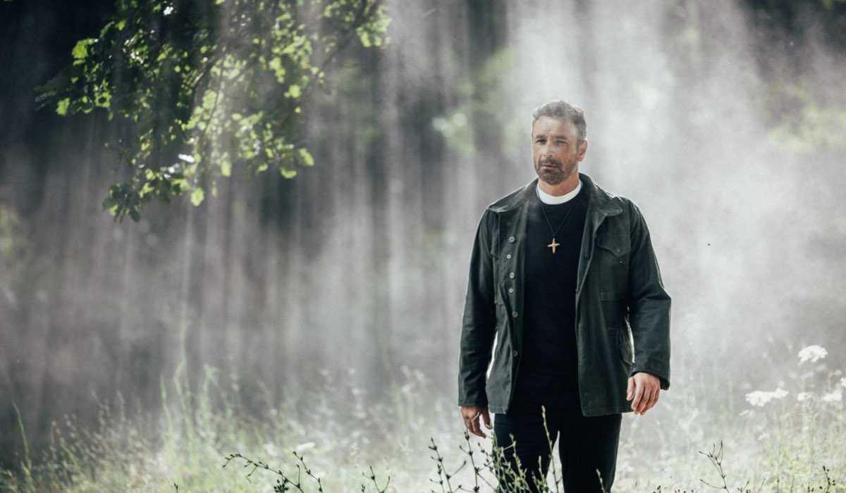 Raoul Bova (Don Massimo) in una scena di “Don Matteo 15”. Credits: Virginia Bettoja/Rai.