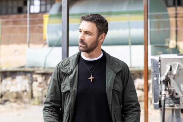 Raoul Bova (Don Massimo) in una scena di “Don Matteo 15”. Credits: Virginia Bettoja/Rai.