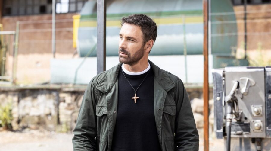 Raoul Bova (Don Massimo) in una scena di “Don Matteo 15”. Credits: Virginia Bettoja/Rai.