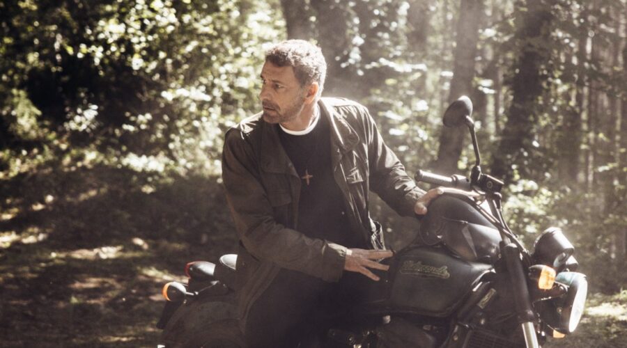 Raoul Bova (Don Massimo) in una scena di “Don Matteo 15”. Credits: Virginia Bettoja/Rai.