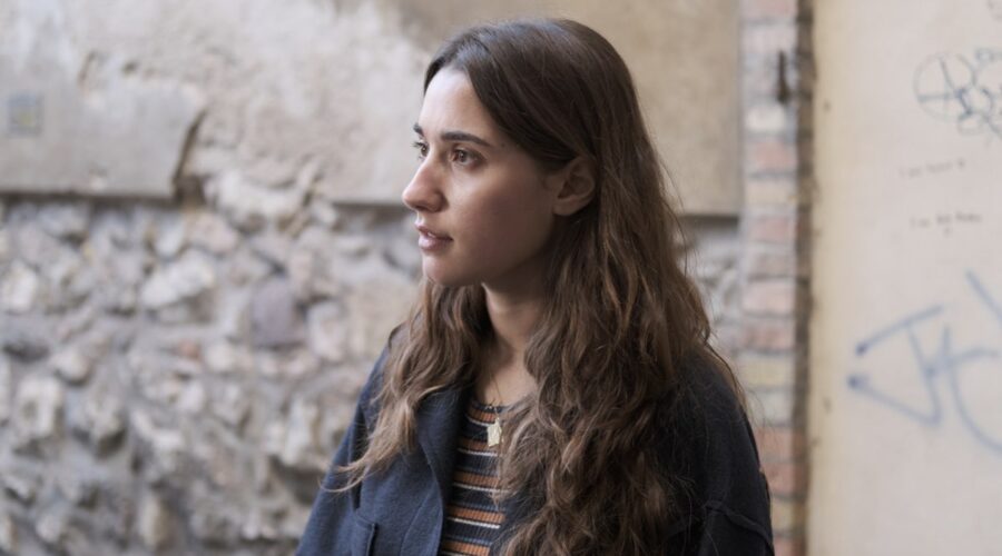 Sabrina Martina (Giulia) in una scena di “Tutta Scena“. Credits: Rai.