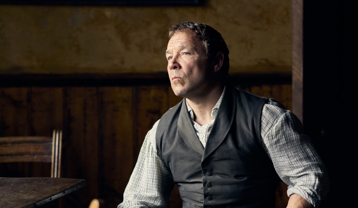 Stephen Graham (Sugar Goodson) in una scena di “A Thousand Blows 2”. Credits: Disney+. 