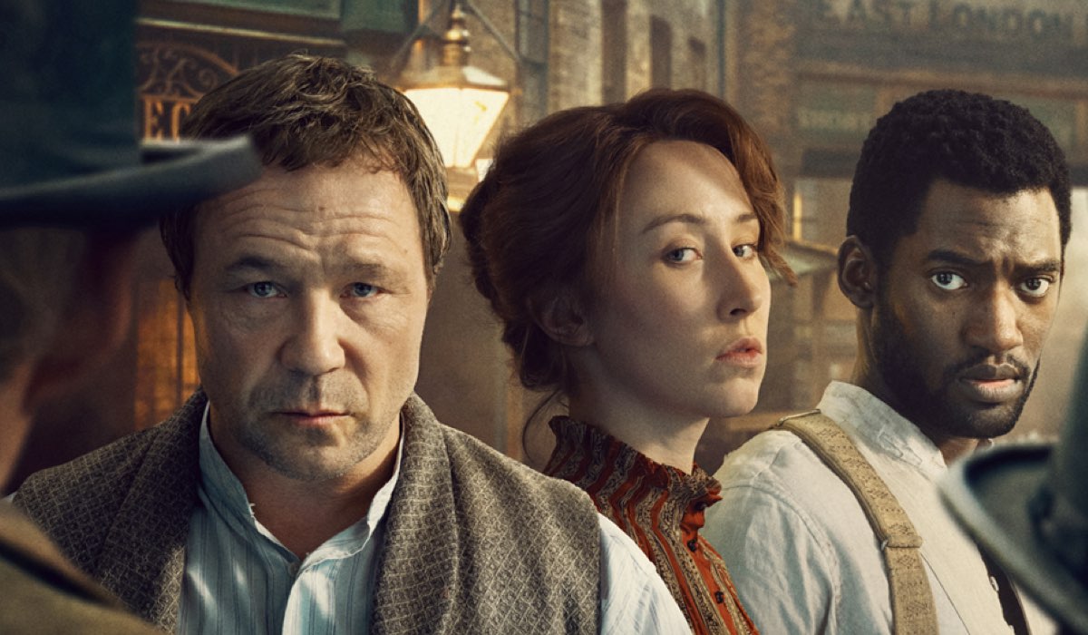 Da sinistra: Stephen Graham (Sugar Goodson), Erin Doherty (Mary Carr) e Malachi Kirby (Hezekiah Moscow) nella locandina di “A Thousand Blows 2”. Credits: Disney+.