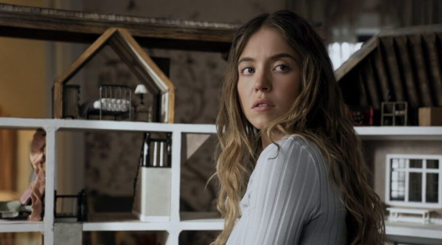 Sydney Sweeney (Millie Calloway) in una scena del film “Una di famiglia (The Housemaid)”. Credits: Leone Film Group/Rai Cinema.