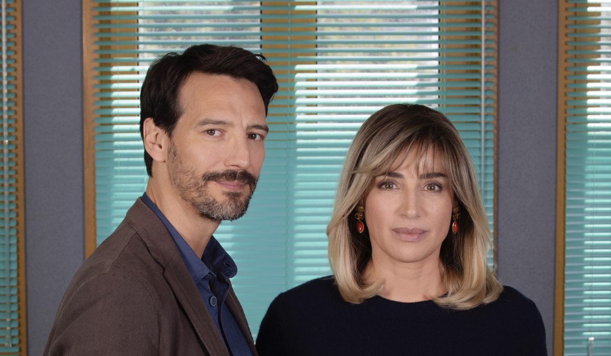 Da sinistra: Alessandro Tedeschi (Vittorio Leoni) e Luisa Ranieri (Eugenia Liguori) in un posato per “La Preside”. Credits: Assunta Servello/Rai.