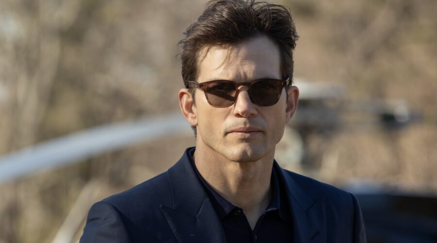 Ashton Kutcher (Byron Forst) in una scena di “The Beauty”. Credits: Disney+.