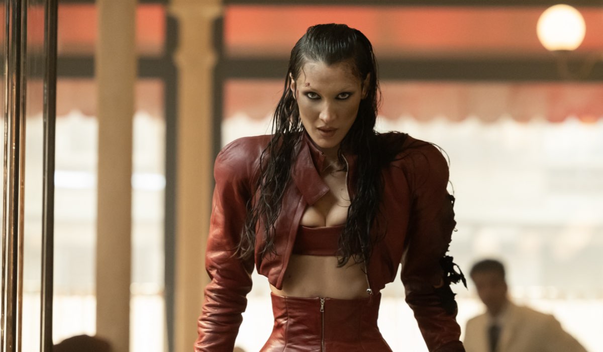 Bella Hadid (Ruby) in una scena di “The Beauty”. Credits: Disney+.