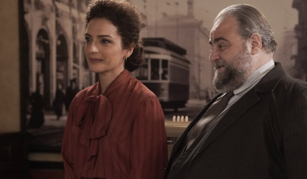 Da sinistra: Gioia Spaziani (Concetta Puglisi) e Massimo Cagnina (Ciro Puglisi) in un posato per “Il Paradiso Delle Signore 10”. Credits: Rai.