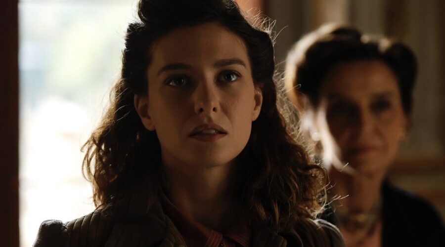 Dharma Mangia Woods (Silvia Calò) in una scena di “Morbo K - Chi salva una vita, salva il mondo intero”. Credits: Rai.