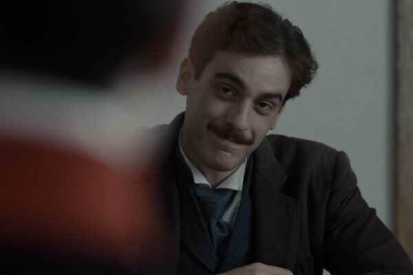 Federico Cesari (Giovanni Pascoli/Zvanì) in una scena di “Zvanì - Il Romanzo Famigliare di Giovanni Pascoli”. Credits: Rai.