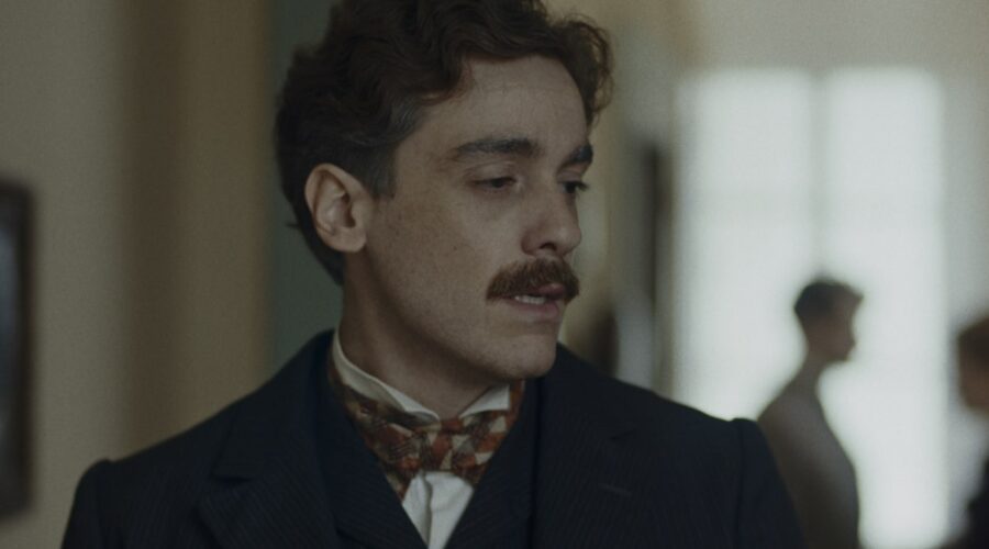 Federico Cesari (Giovanni Pascoli/Zvanì) in una scena di “Zvanì - Il Romanzo Famigliare di Giovanni Pascoli”. Credits: Rai.