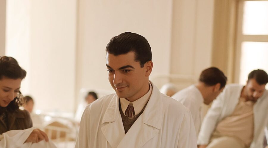 Giacomo Giorgio (Pietro Prestifilippo) in una scena di “Morbo K - Chi salva una vita, salva il mondo intero”. Credits: Rai.