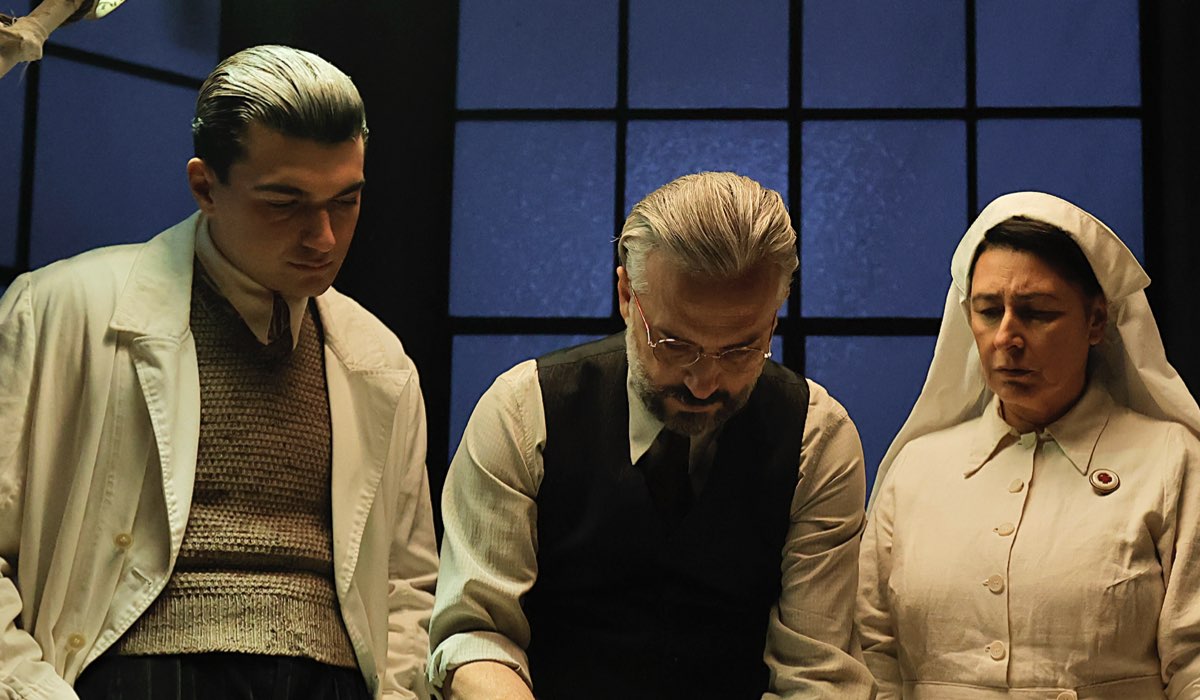 Da sinistra: Giacomo Giorgio (Pietro Prestifilippo), Vincenzo Ferrera (Professor Matteo Prati) e Antonella Attili (Fernanda) in una scena di “Morbo K - Chi salva una vita, salva il mondo intero”. Credits: Rai.