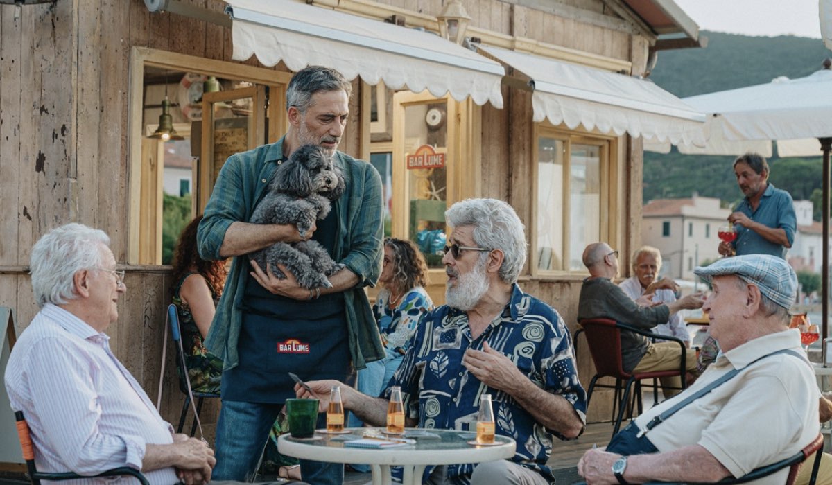Una scena di gruppo ne “I delitti del BarLume 13”. Credits: P. Ciriello/Sky Italia.