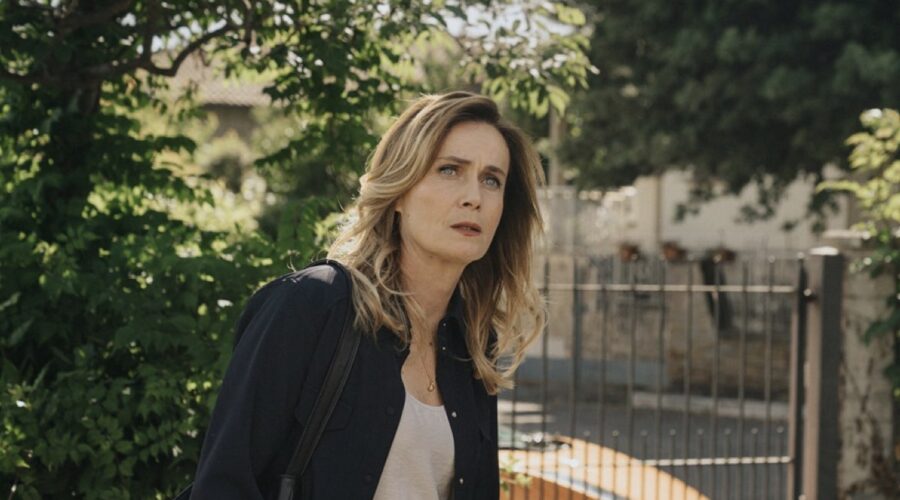 Lucia Mascino (Vittoria Fusco) in una scena de “I delitti del BarLume 13”. Credits: P. Ciriello/Sky Italia.