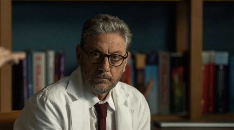 Sergio Castellitto in una scena di “In Utero”. Credits: HBO Max.