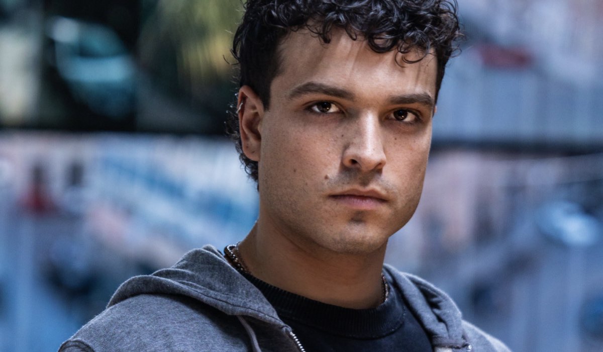 Leo Gassmann (Ram) in un posato per “L’Invisibile – La cattura di Matteo Messina Denaro”. Credits: Rai.