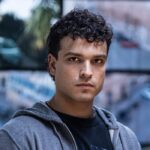 Leo Gassmann (Ram) in un posato per “L’Invisibile – La cattura di Matteo Messina Denaro”. Credits: Rai.