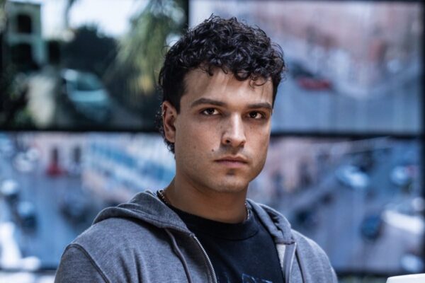 Leo Gassmann (Ram) in un posato per “L’Invisibile – La cattura di Matteo Messina Denaro”. Credits: Rai.