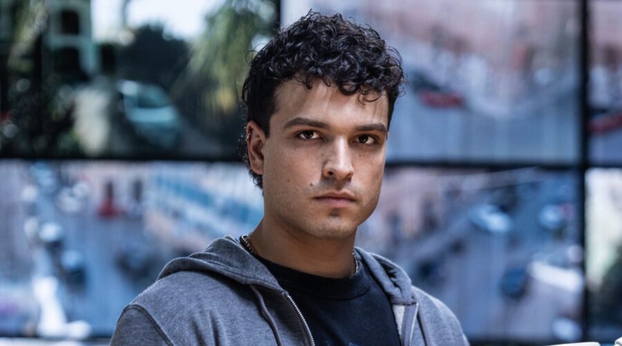 Leo Gassmann (Ram) in un posato per “L’Invisibile – La cattura di Matteo Messina Denaro”. Credits: Rai.