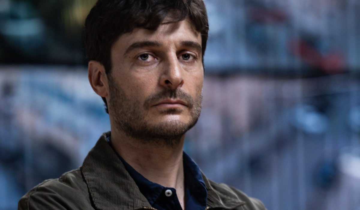 Lino Guanciale (Lucio Gambera) in un posato per “L’Invisibile – La cattura di Matteo Messina Denaro”. Credits: Rai.