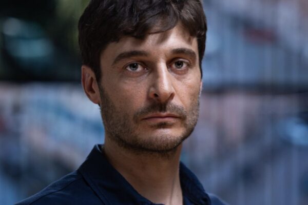 Lino Guanciale (Lucio Gambera) in un posato per “L’Invisibile – La cattura di Matteo Messina Denaro”. Credits: Rai.