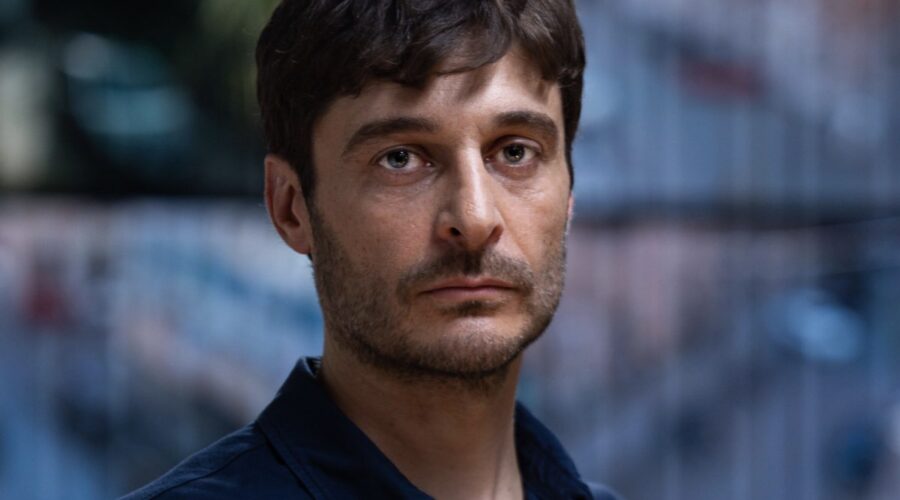 Lino Guanciale (Lucio Gambera) in un posato per “L’Invisibile – La cattura di Matteo Messina Denaro”. Credits: Rai.