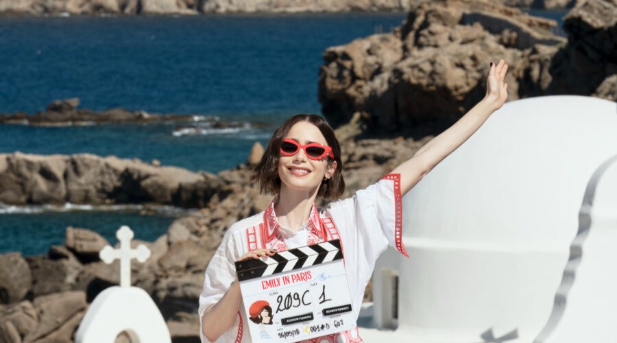 Lily Collins Sul Set Di Emily In Paris 6