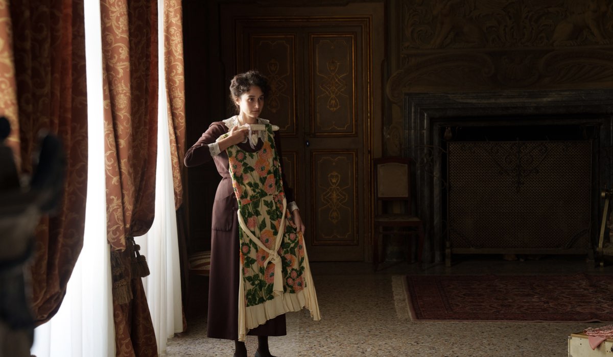 Linda Caridi (Nadia Tassan) in una scena di “Prima di noi”. Credits: Antonio Faccilongo/Rai.