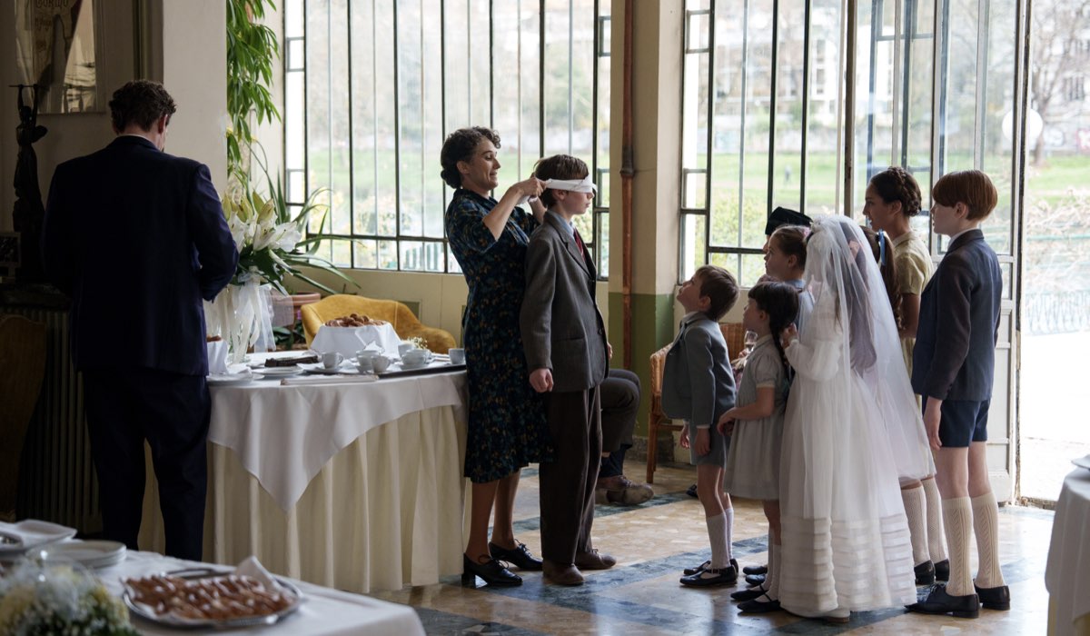 Linda Caridi (Nadia Tassan) in una scena di gruppo di “Prima di noi”. Credits: Antonio Faccilongo/Rai.