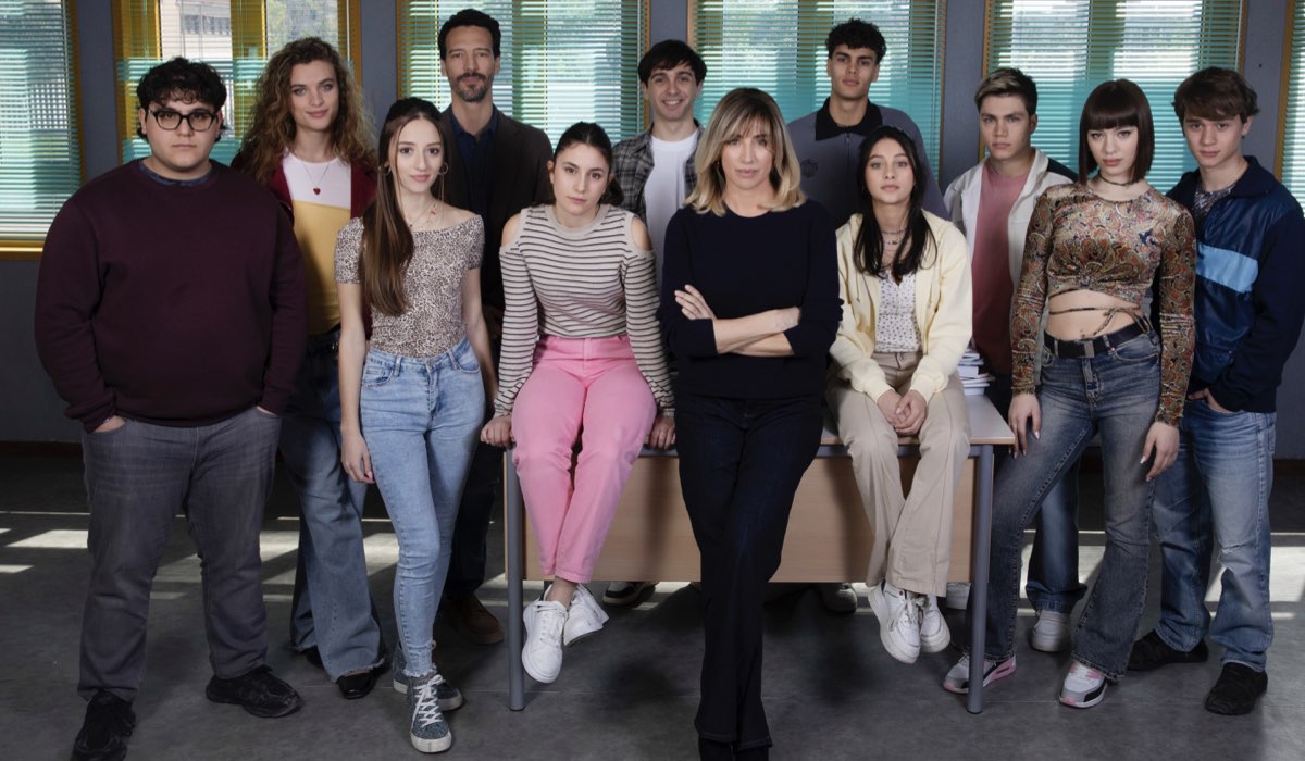 Luisa Ranieri (Eugenia Liguori) in un posato di gruppo per “La Preside”. Credits: Assunta Servello/Rai.