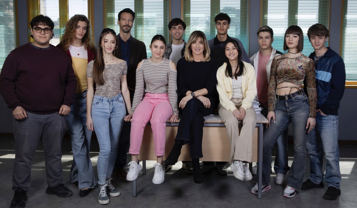 Luisa Ranieri (Eugenia Liguori) in un posato di gruppo per “La Preside”. Credits: Assunta Servello/Rai.