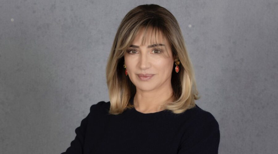 Luisa Ranieri (Eugenia Liguori) in un posato per “La Preside”. Credits: Assunta Servello/Rai.