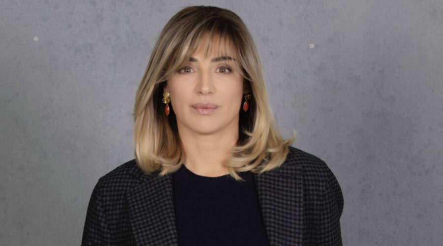 Luisa Ranieri (Eugenia Liguori) in un posato per “La Preside”. Credits: Assunta Servello/Rai.