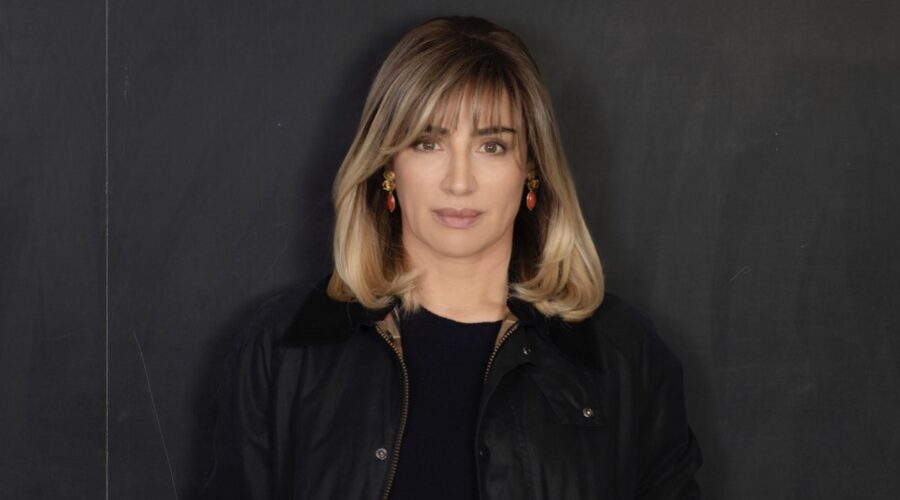 Luisa Ranieri (Eugenia Liguori) in un posato per “La Preside”. Credits: Assunta Servello/Rai.