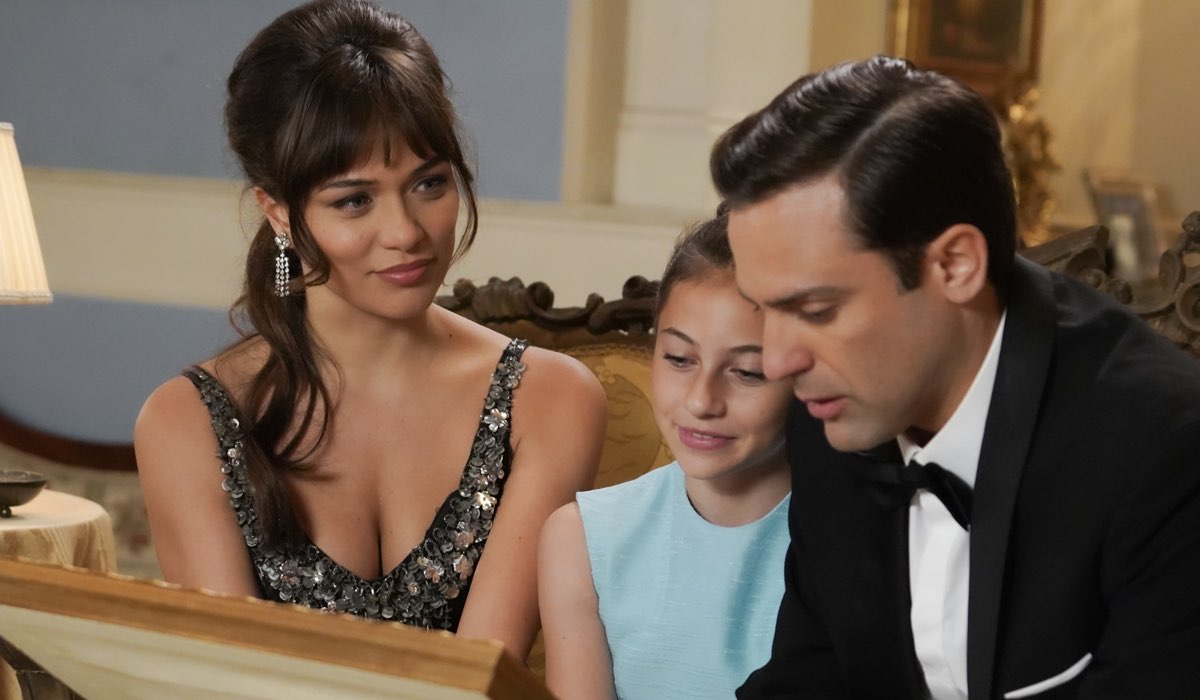 Da sinistra: Gloria Radulescu (Marta Guarnieri), Elisa Quaranta (Anita Proietti) e Thomas Santu (Enrico Proietti) in una scena de “Il Paradiso Delle Signore 10”. Credits: Rai.