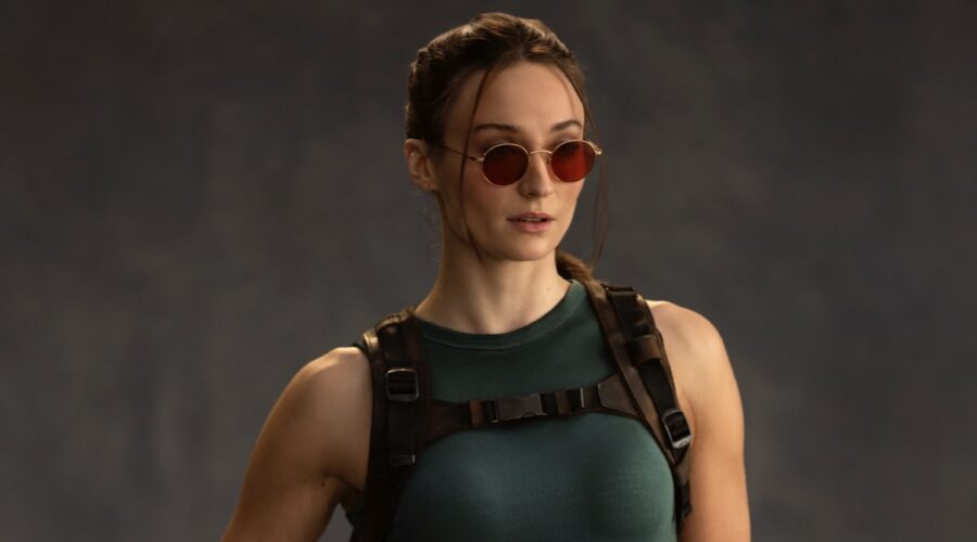 Sophie Turner (Lara Croft) nella prima immagine di “Tomb Rider”. Credits: Jay Maidment per Prime Video. Immagine scattata sul set esterno degli studi di produzione di “Tomb Raider”.