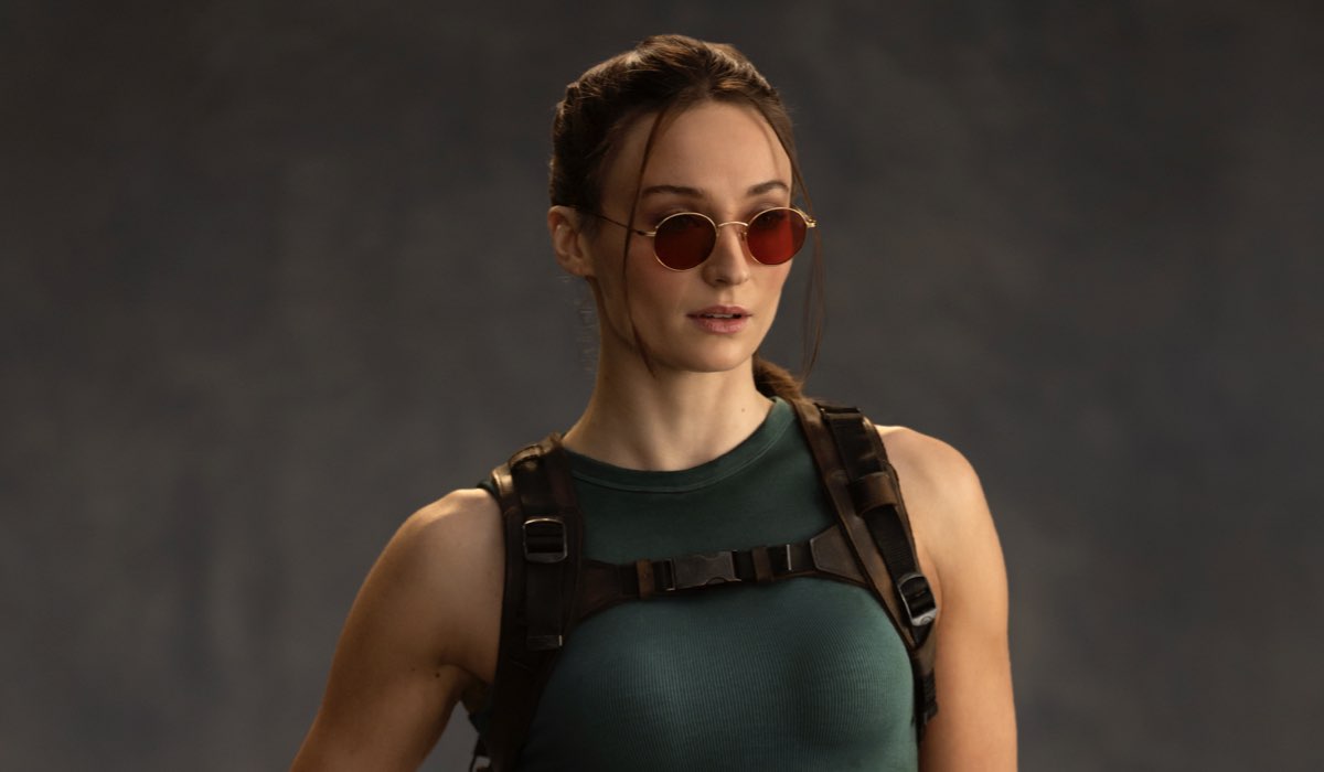 Sophie Turner (Lara Croft) nella prima immagine di “Tomb Rider”. Credits: Jay Maidment per Prime Video. Immagine scattata sul set esterno degli studi di produzione di “Tomb Raider”.