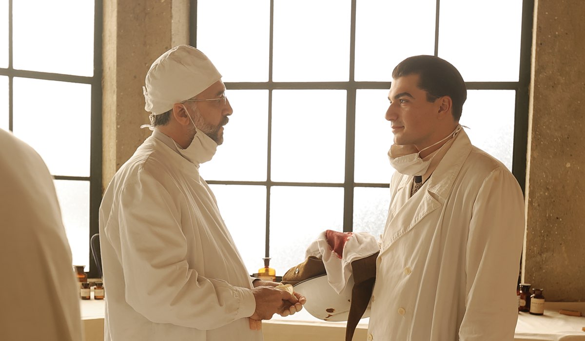 Da sinistra: Vincenzo Ferrera (Professor Matteo Prati) e Giacomo Giorgio (Pietro Prestifilippo) in una scena di “Morbo K - Chi salva una vita, salva il mondo intero”. Credits: Rai.