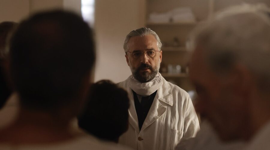 Vincenzo Ferrera (Professor Matteo Prati) in una scena di “Morbo K - Chi salva una vita, salva il mondo intero”. Credits: Rai.