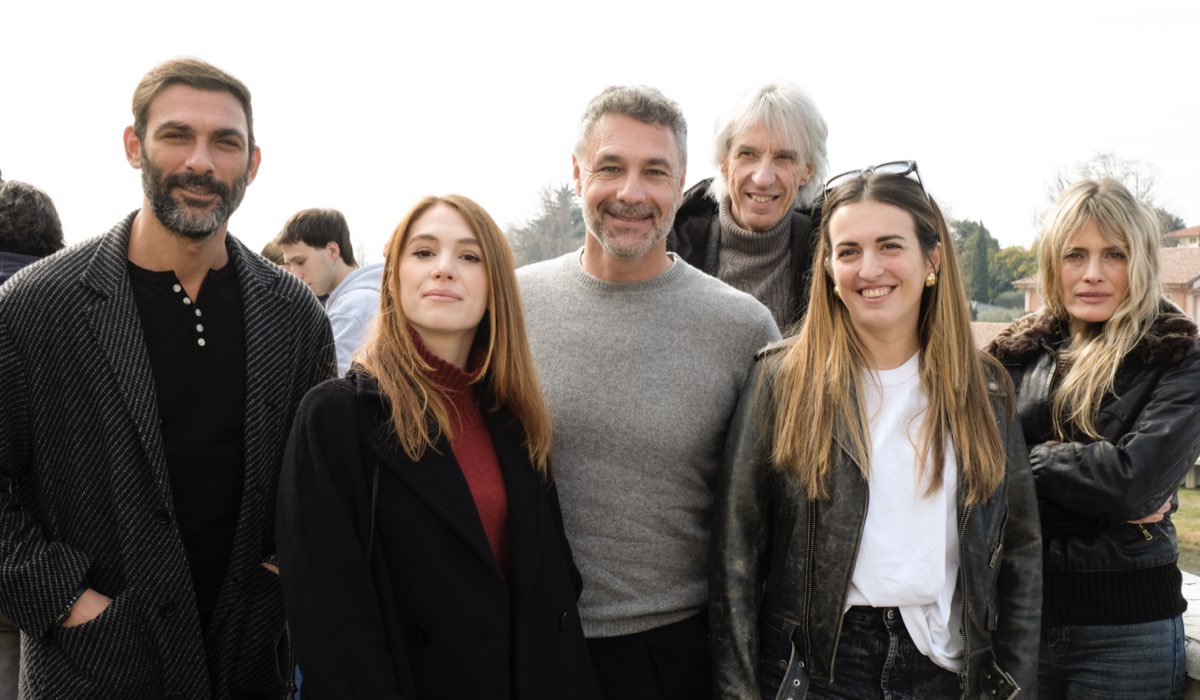 Da sinistra: Francesco Arca, Ludovica Martino, Raoul Bova, Giulia Maria Belluco, Antonello Belluco e Elena Majoni in un posato per “C14”. Credits: Claudio Mainardi.