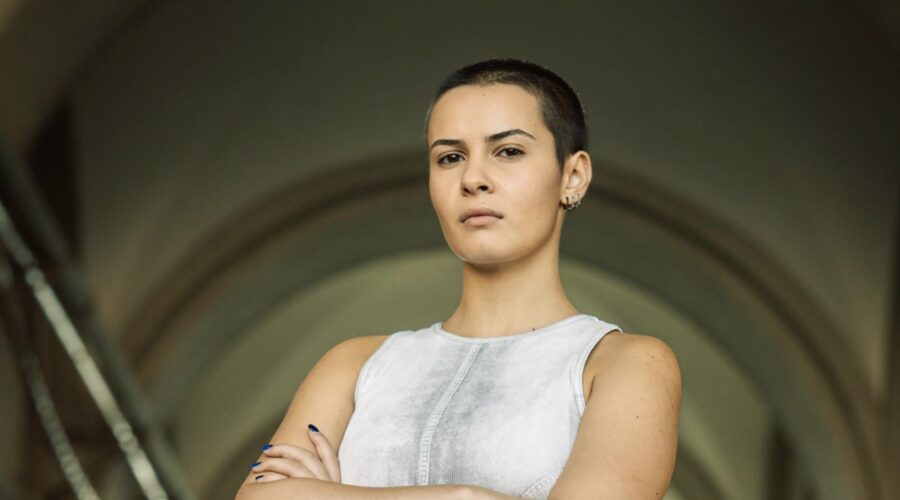 Carlotta Pinto (Marika) in un posato per “Mare Fuori 6”. Credits: Sabrina Cirillo/Rai.