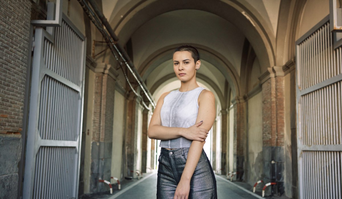 Carlotta Pinto (Marika) in un posato per “Mare Fuori 6”. Credits: Sabrina Cirillo/Rai. 