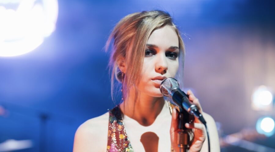 Carolina Sala (Irma Monteu) in una scena di “Cuori 3”. Credits: Rai.