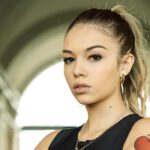 Cartisia Somma (Sharon) in un posato per “Mare Fuori 6”. Credits: Sabrina Cirillo/Rai.