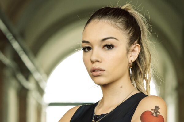 Cartisia Somma (Sharon) in un posato per “Mare Fuori 6”. Credits: Sabrina Cirillo/Rai.