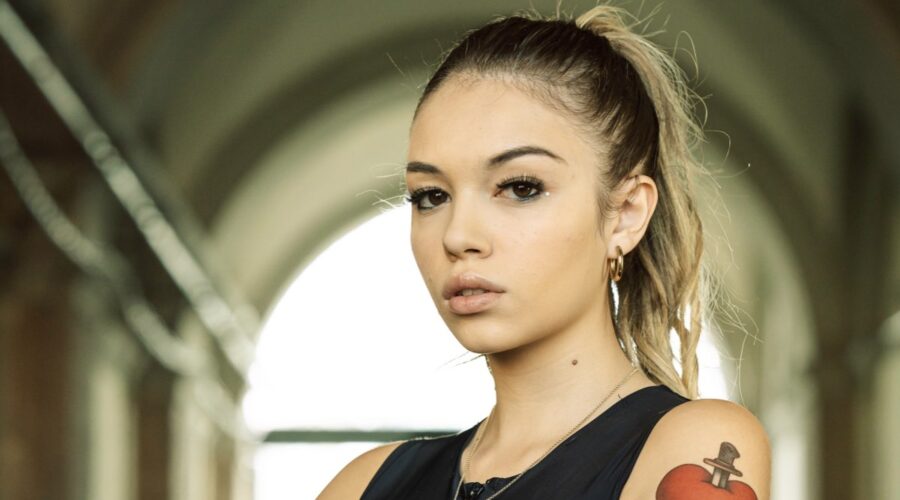 Cartisia Somma (Sharon) in un posato per “Mare Fuori 6”. Credits: Sabrina Cirillo/Rai.