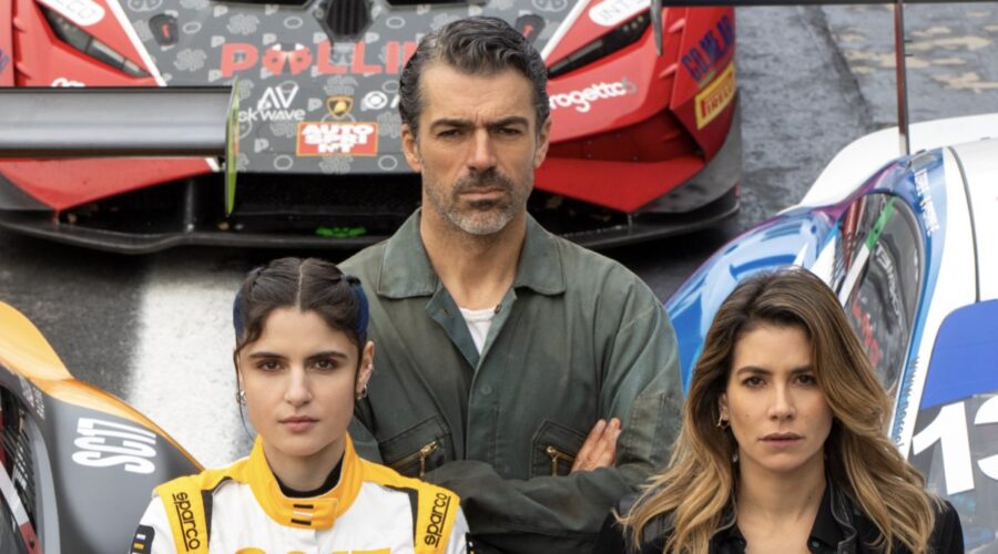 Da sinistra: Caterina Forza (Blu Venturi), Luca Argentero (Arturo Benini) e Giulia Michelini (Elena Dionisi) in un posato per “Motorvalley”. Credits: Lucia Iuorio/Enrico Bellinghieri/Netflix.