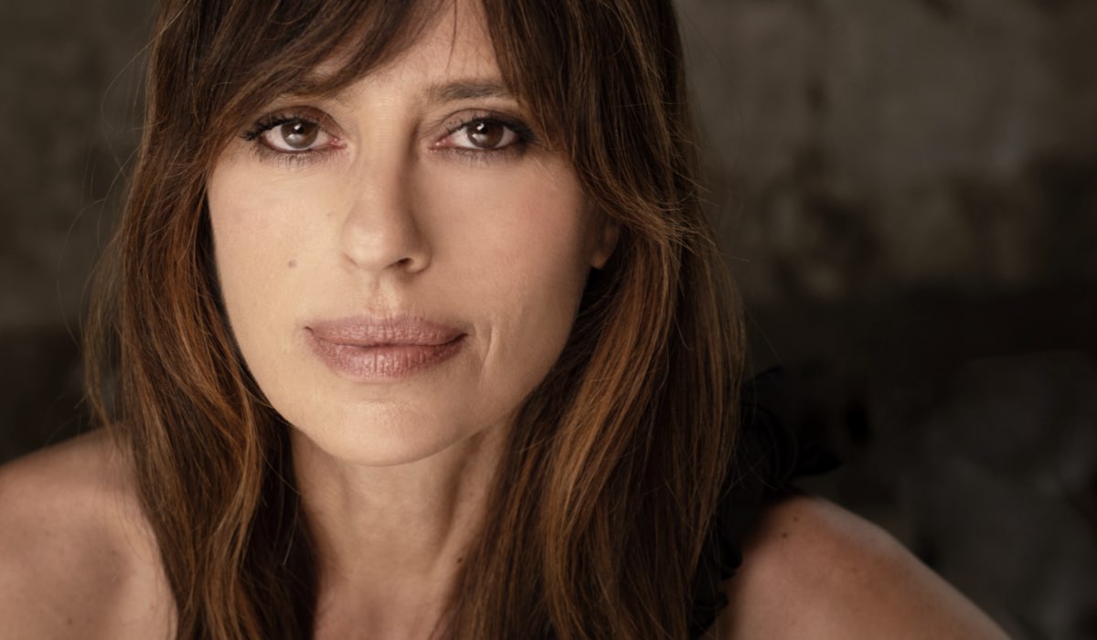 Claudia Pandolfi in un posato per “Il Sospetto”. Credits: Fabio Lovino/Sky Italia/NOW.