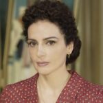 Gioia Spaziani (Concetta Puglisi) in un posato per “Il Paradiso Delle Signore 10”. Credits: Pierfrancesco Bruni/Rai.